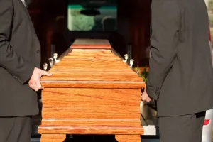 O czym trzeba pamiętać, organizując transport zwłok z zagranicy do Polski?